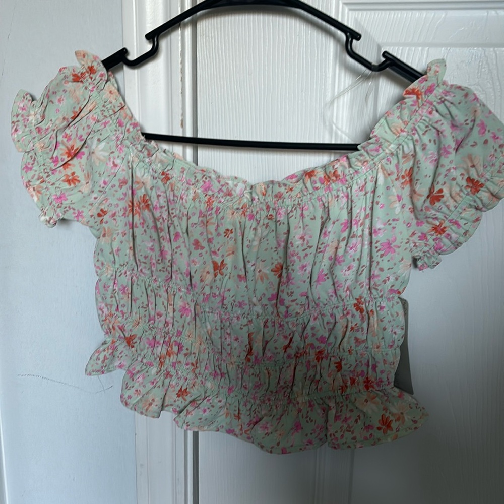 Lizard Thicket off the shoulder top. NWT, size medium
